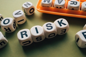 boggle cubes spelling out risk; hedging - identifying risks