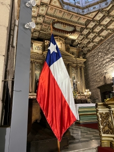 image of Chilean flag hanging inside a baroque building; Chile - an emerging energy market; Chile - Un mercado energético emergente