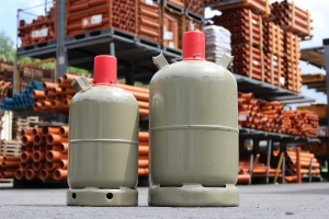 propane bottles in front of shelves; Argentina: un mercado energético en expansión